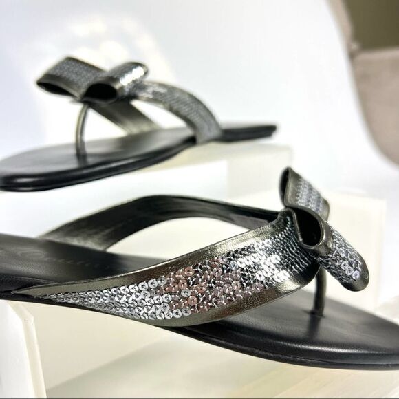 JUICY COUTURE Size 8.5 Flat Thong w Bow Gold Bottom - Picture 2 of 8